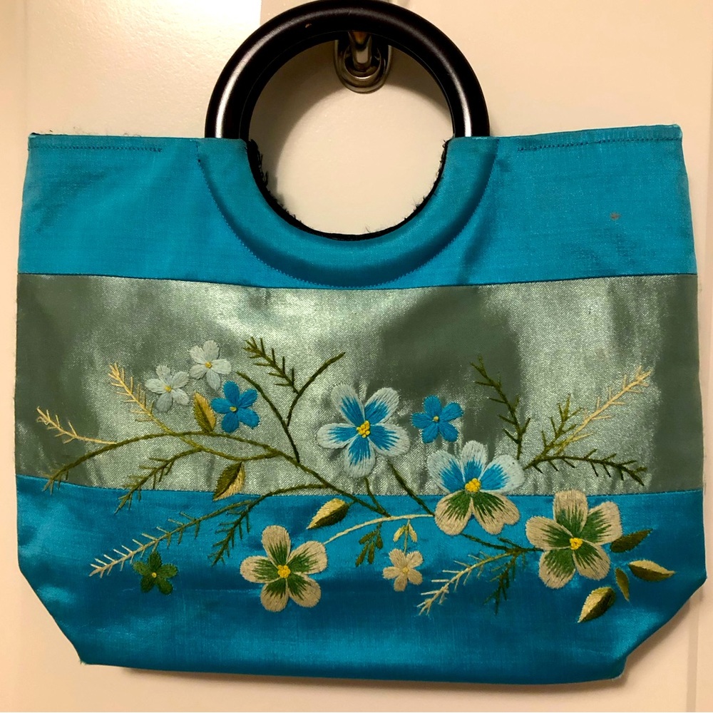 🎈🎉Host Pick! 🎀🌈 Cute Embroidered Floral Asian Silk Handbag